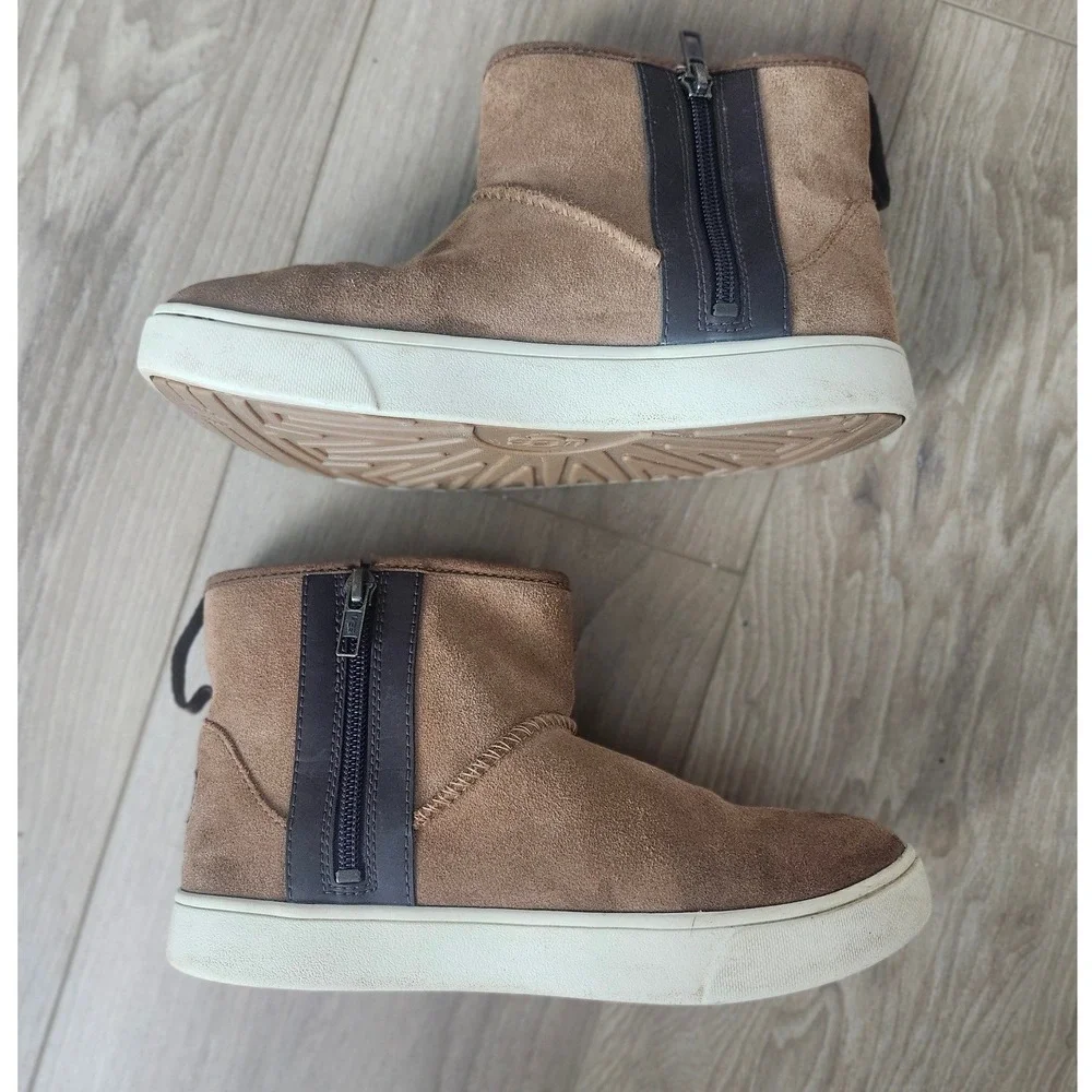 UGG Kids Adler Suede Double Zip Ankle Sneaker Boots Chestnut Brown Kids Size 4